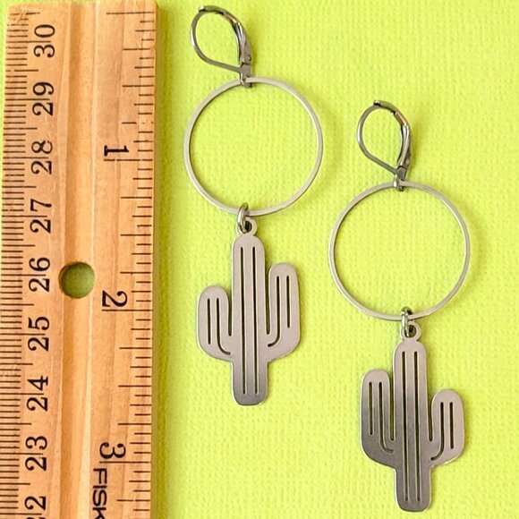 SAGUARO CACTUS Circle Charm Earrings Stainless Steel Lever Back Western Cowgirl - Picture 2 of 6